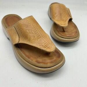 Dansko Tan Embossed Leather Platform Thong Sandals Comfort Slide Women's Size 7
